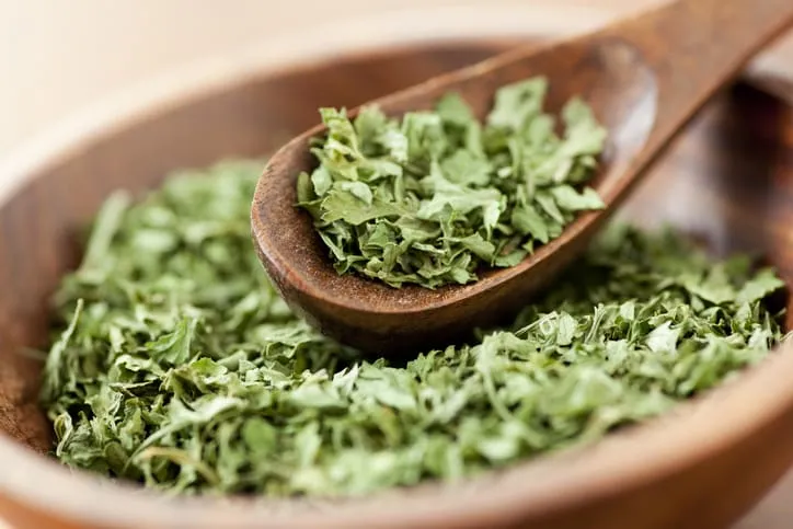 Getrocknete Kräuter, bereit zur Lagerung