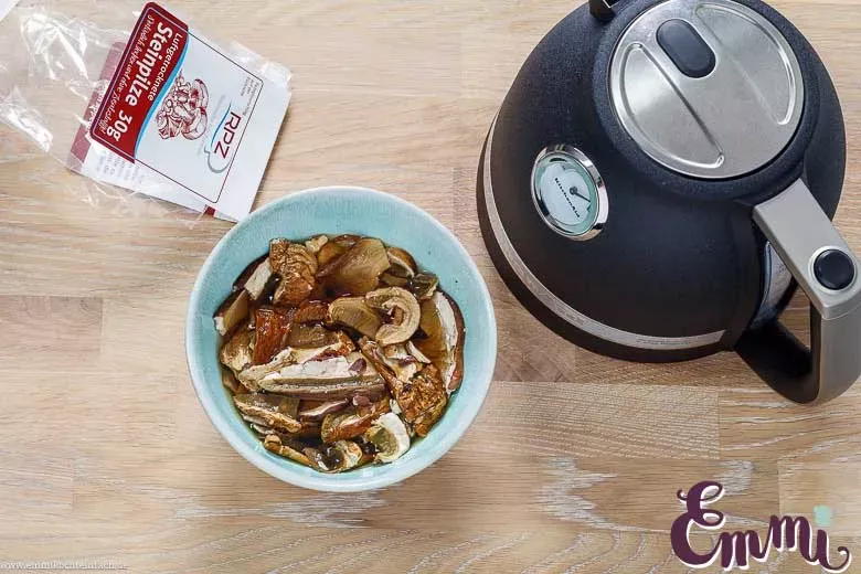 Getrocknete Steinpilze in einer kleinen Tüte.