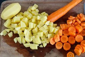 Gewürfelte Kartoffeln und geschnittene Möhren, bereit für das cremige Kohlrabi Rezept