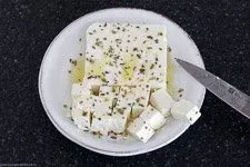 Gewürfelter Schafskäse mit Oregano für griechischen Salat