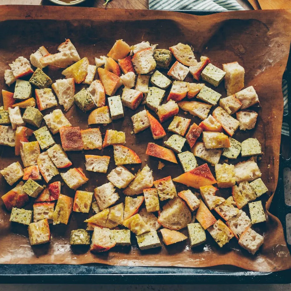 Gewürfelter Tofu Basilico und Brotwürfel gebacken für ein Tofugericht