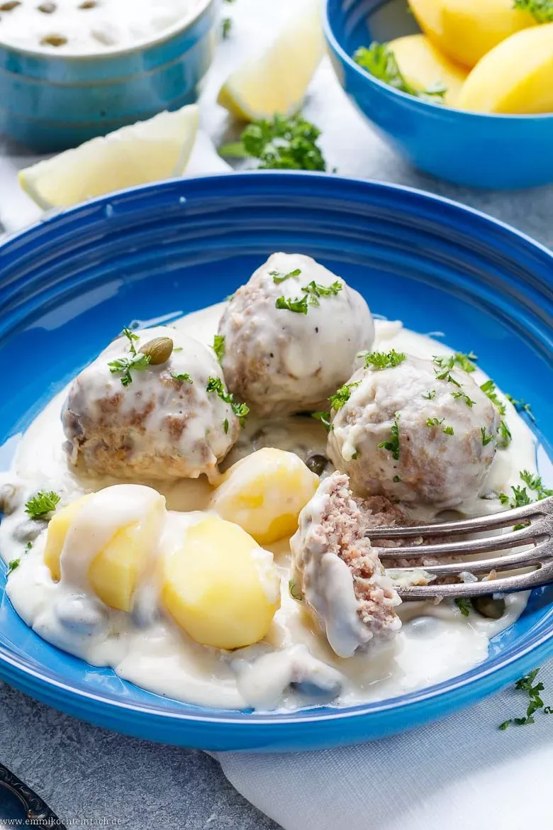 Gewürze für den Kochsud der Königsberger Klopse: Lorbeerblätter, Nelken, Wacholderbeeren und Pfefferkörner.