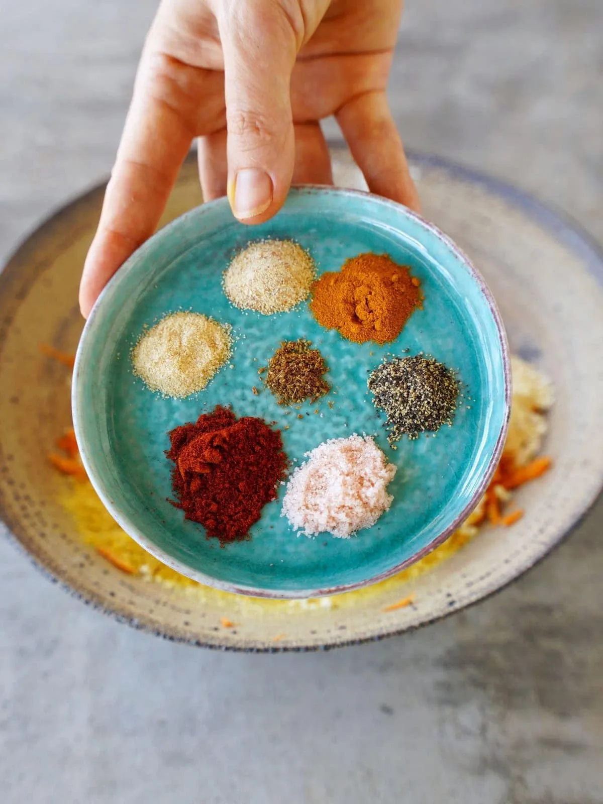 Gewürzmischung mit Paprika, Kurkuma und Kreuzkümmel für vegane Karotten-Rezepte