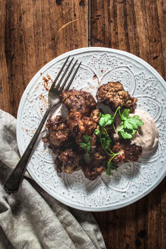 Gewürzte Blumenkohlstücke auf Backblech