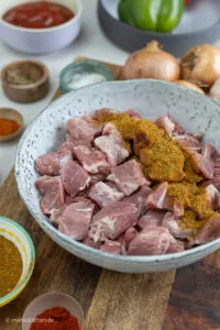 Gewürzter Schweinenacken für den Schaschliktopf.