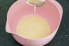 Gezuckerte Kondensmilch wird in eine große Rührschüssel für die Eismassemischung gegeben