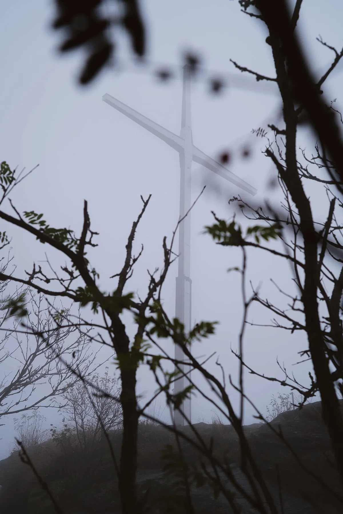 Gipfelkreuz am Kreuzfelsen im dichten Nebel des Kaitersbergs
