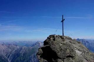 Gipfelkreuz, im Hintergrund Blick über die Alpen