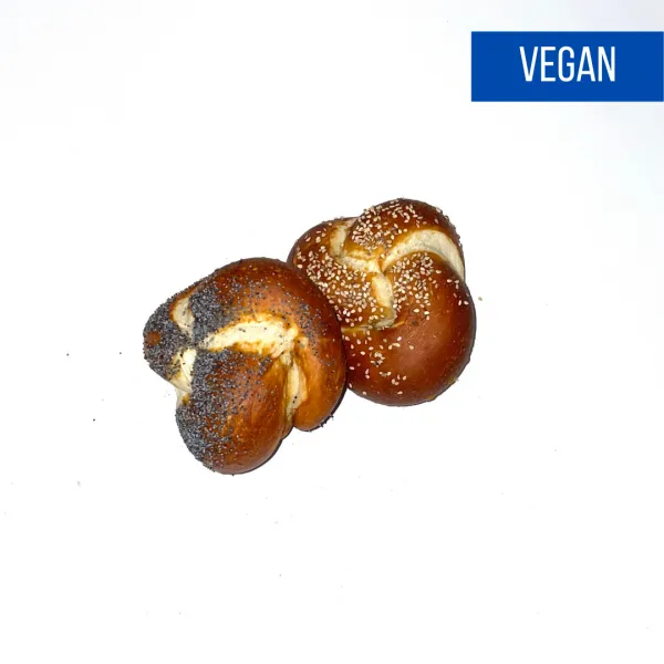 Glänzende Laugenknoten als herzhafte Backspezialität