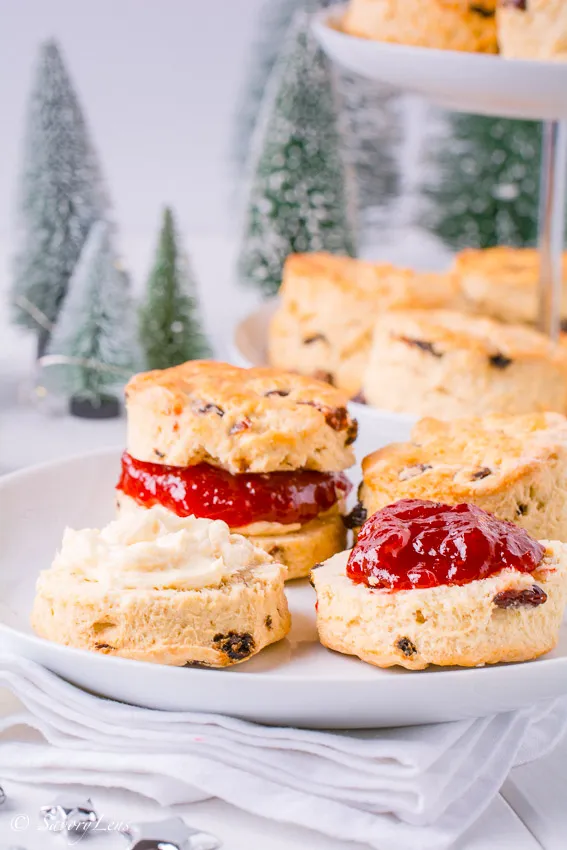 Glänzende Weihnachtsmarmelade in einem offenen Glas, bereit zum Genießen