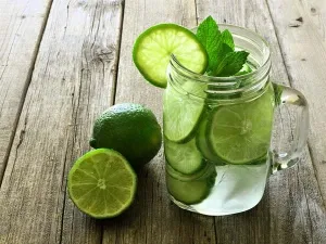 Glas Wasser mit Limette und Minze, gesunde Alternative zu Alkohol beim 5 Kilo abnehmen