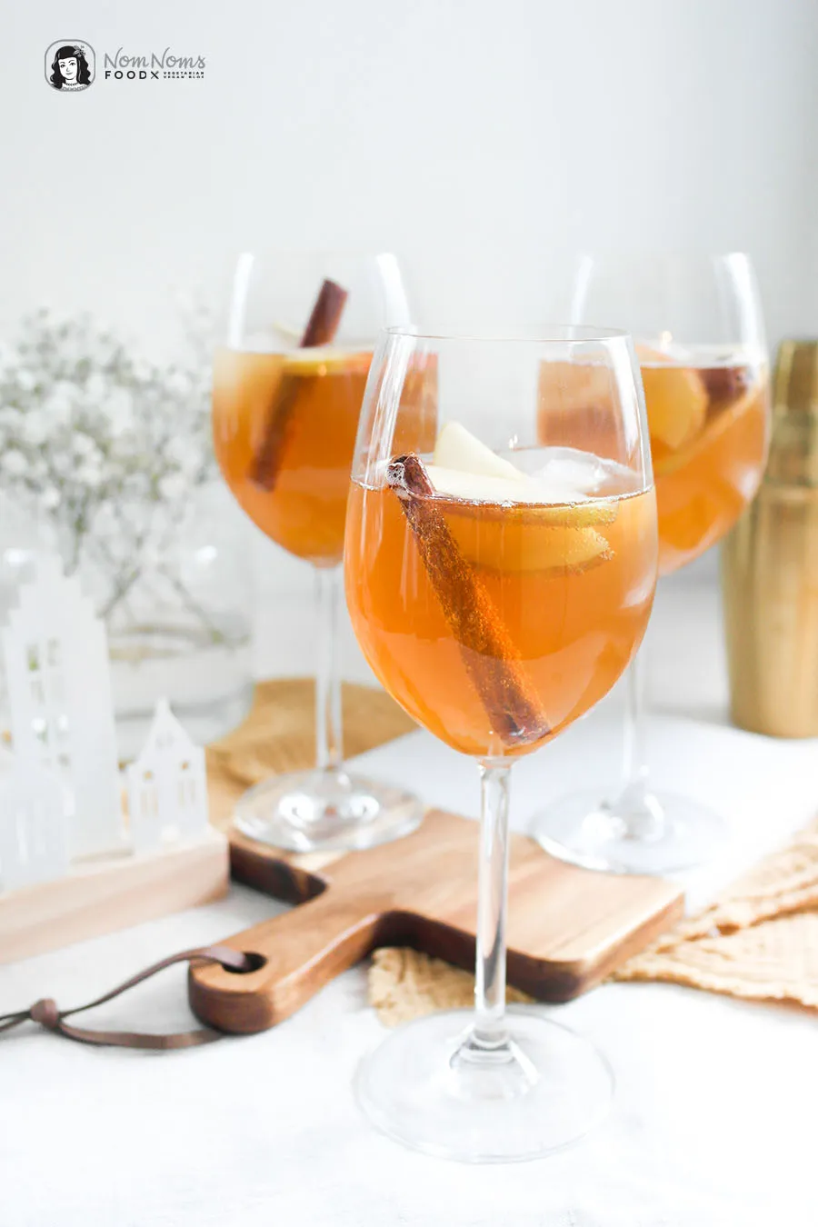 Gläser mit Amaretto Spritz und Garnitur