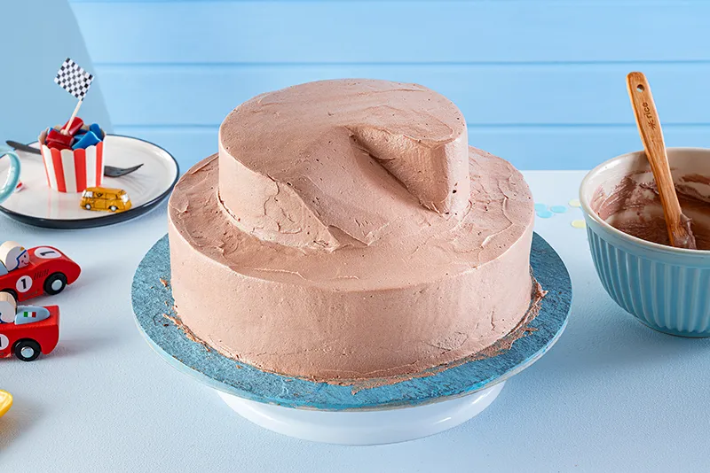 Glatte Oberfläche des Kuchens für die Fondant-Dekoration