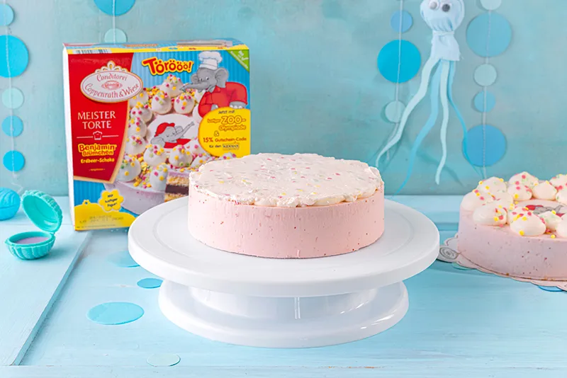 Glattstreichen der Sahnetuffs auf der ersten Coppenrath &amp; Wiese Torte für eine ebenmäßige Meerjungfrauen-Kuchenbasis