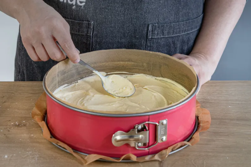 Gleichmäßig den Teig in der Form verteilen