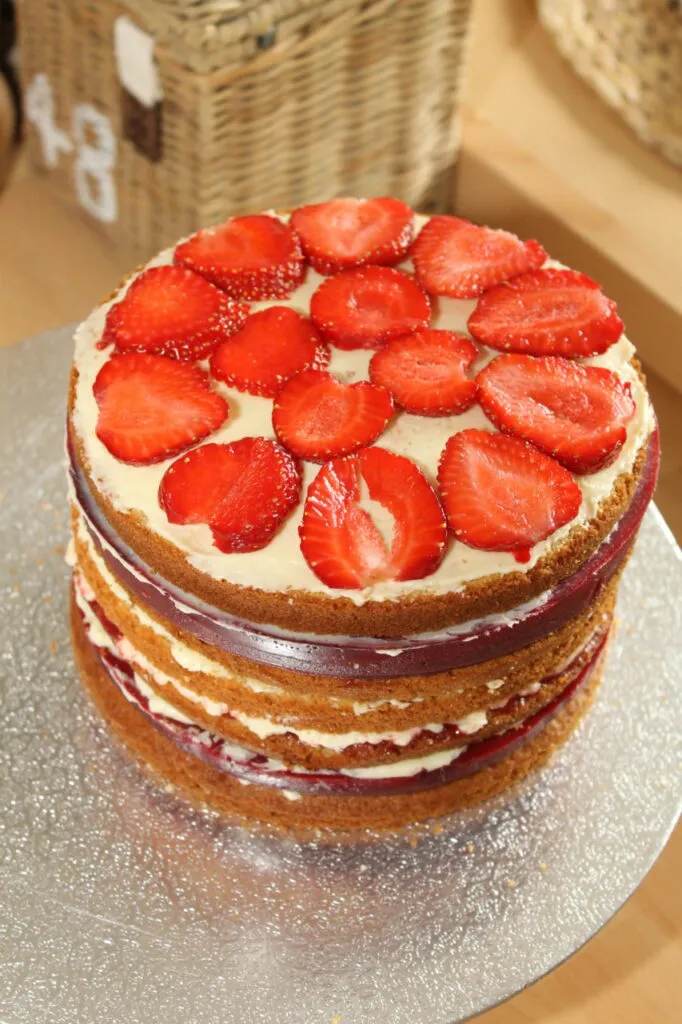 Gleichmäßig geschnittene Schichten des Vanille-Wunderkuchens für die Ladybug Torte