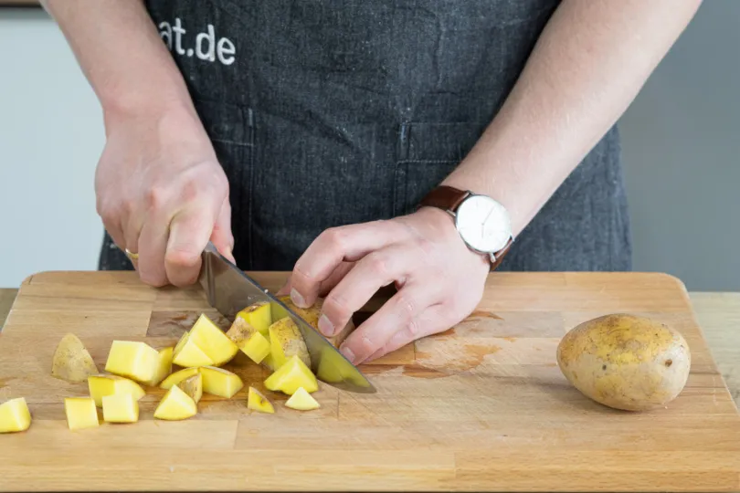Gleichmäßig gewürfelte Kartoffeln für das Tajine-Gericht
