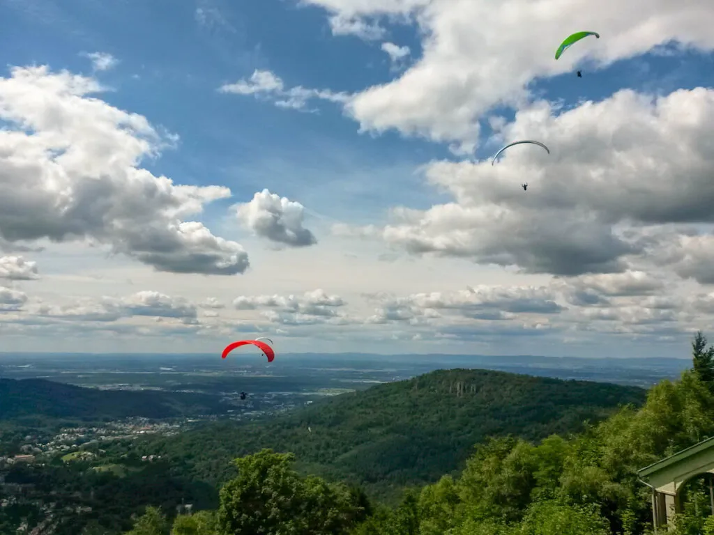 Gleitschirmflieger über dem Merkur bei Baden-Baden, bietet einmalige outdoor aktivitäten im Schwarzwald