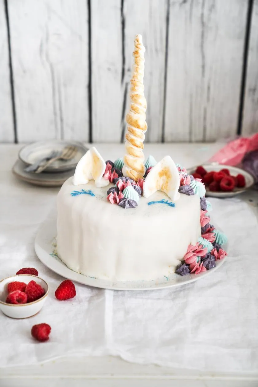 Glitzernde Einhorntorte in Pastellfarben, ein Traum für kleine Prinzessinnen