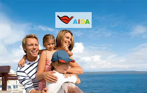 Glückliche Familie an der Reling eines AIDA Kreuzfahrtschiffes genießt den Ausblick aufs Meer