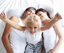 Glückliche Familie genießt den Familienurlaub in einer geräumigen Ferienwohnung im Bayerischen Wald