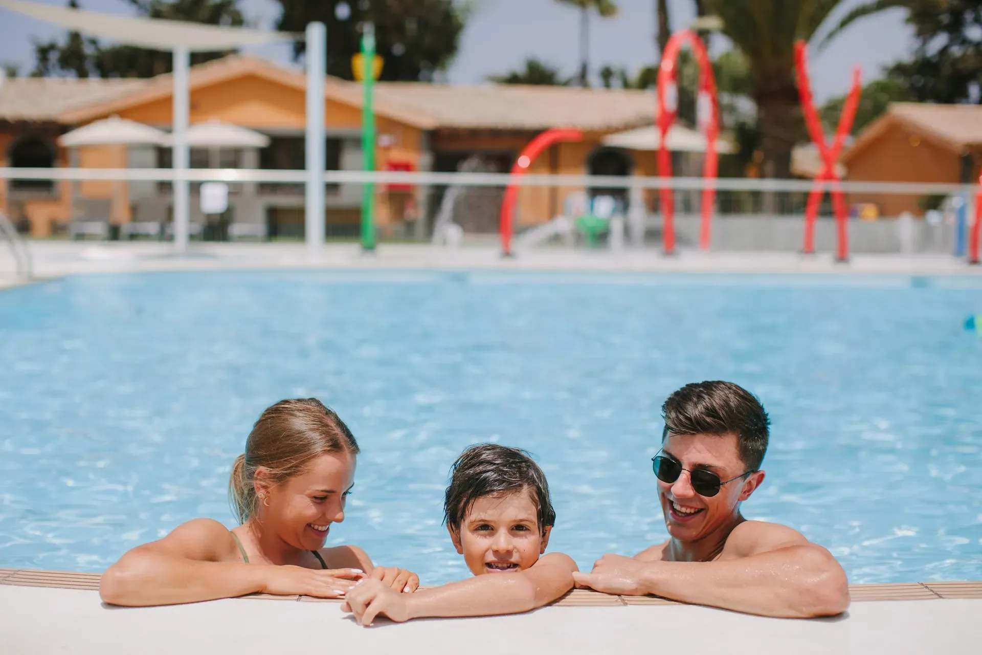 Glückliche Familie mit Kindern am Strand bei Sonnenuntergang auf den Kanarischen Inseln