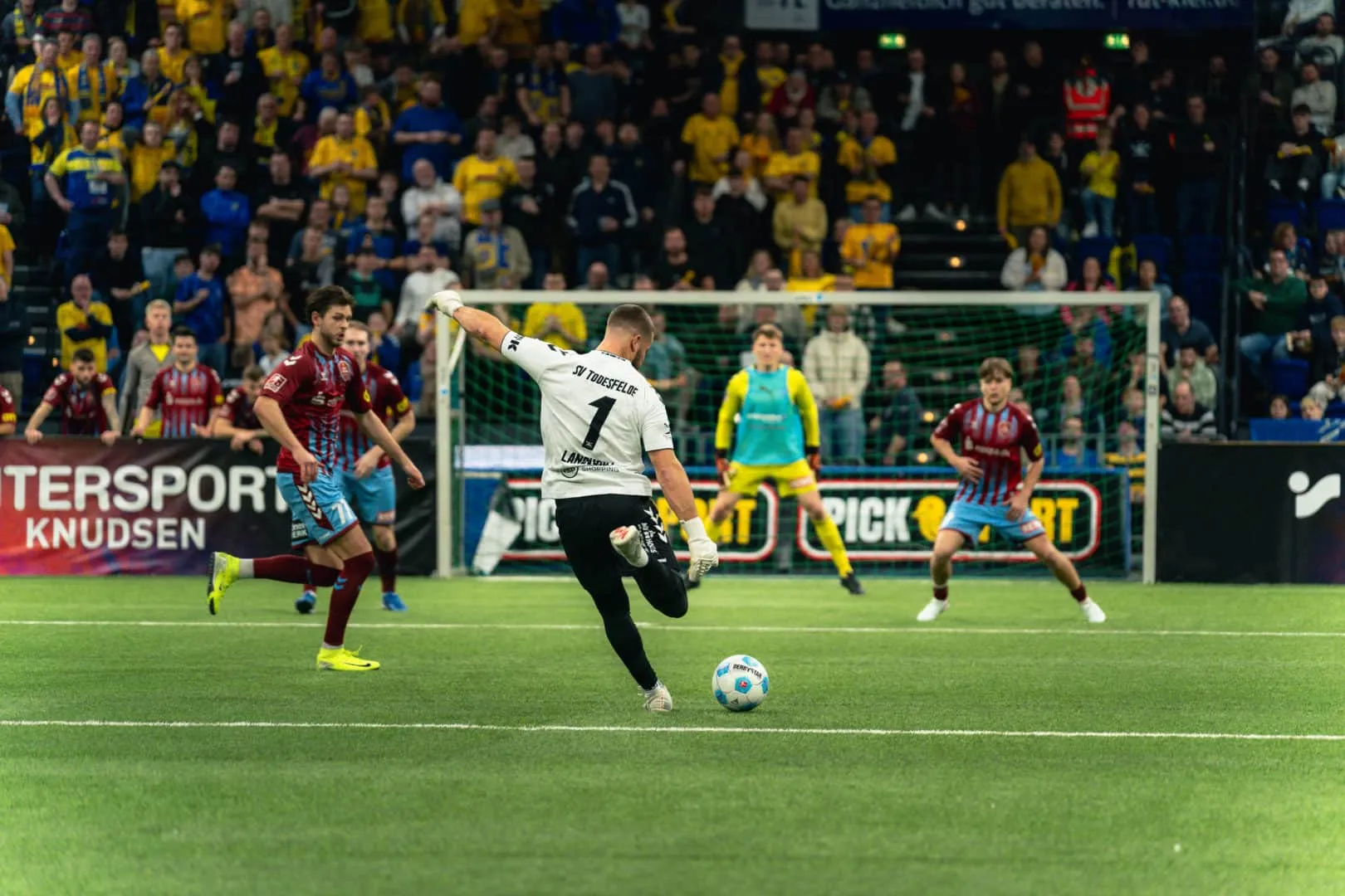 Glückliche Spieler des SV Todesfelde mit der Meisterschale des Hallenmasters