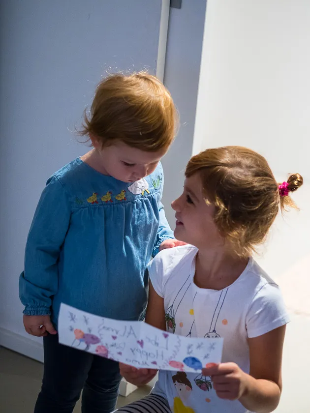 Glückliches Geburtstagskind im September mit gesundem Kuchen
