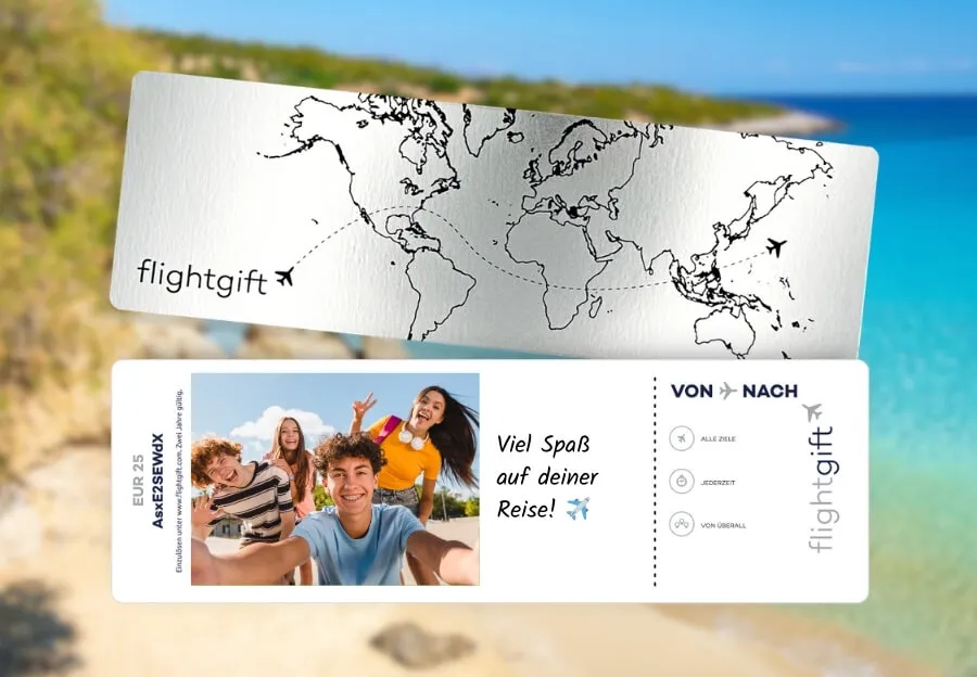 Glückliches Paar erhält einen Fluggutschein für einen Urlaub in Europa im April