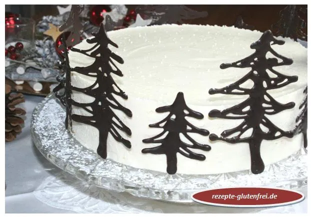 Glutenfreie Sahnetorte von der Seite mit Schokobäumchen