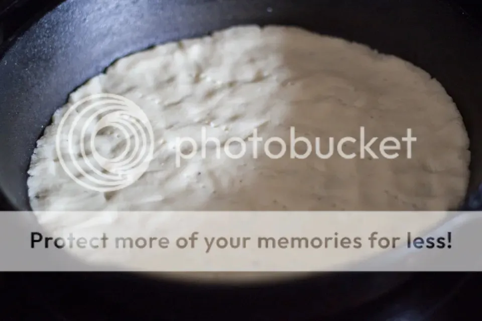 Glutenfreier Pizzateig wird zubereitet