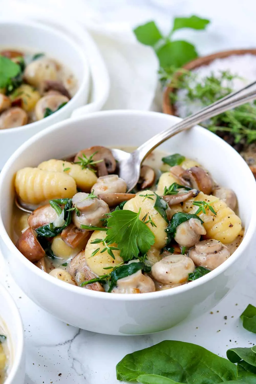 Gnocchi-Eintopf mit Pilzen und Kräutern in einer rustikalen Schale