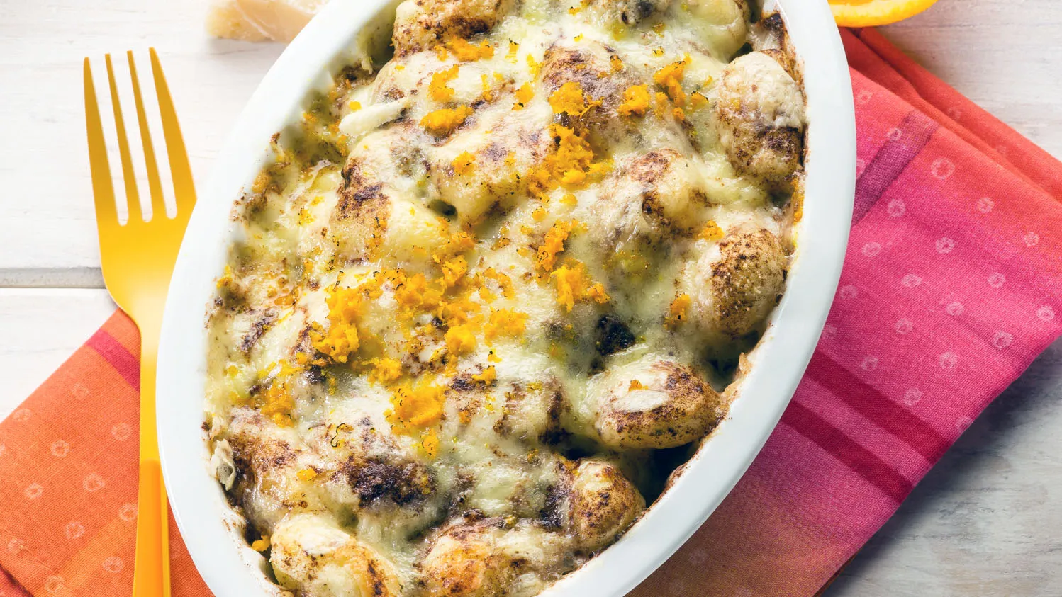 Gnocchi Gratin mit Gorgonzola in einer runden Backform