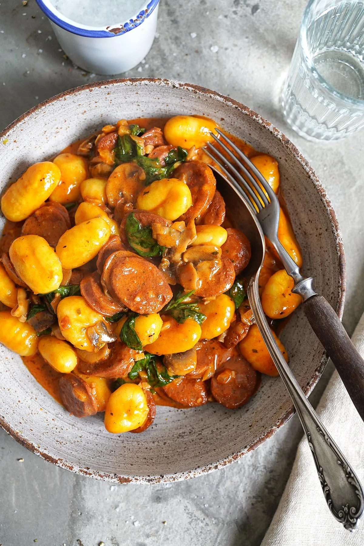 Gnocchi mit Spinat, Pilzen und Chorizo in einer Pfanne, bereit zum Servieren