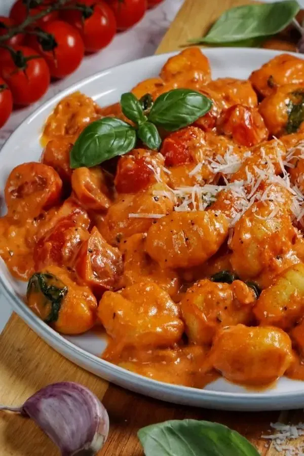 Gnocchi Pfanne mit Tomaten und Basilikum auf einem Teller