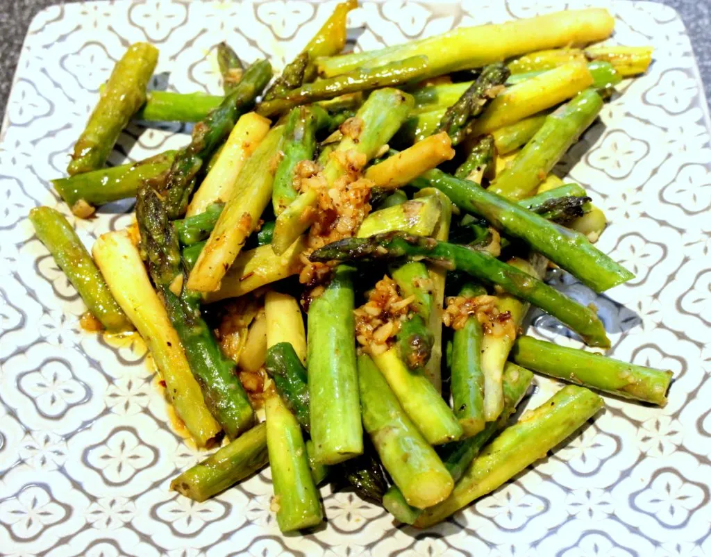 Goldbraun frittierte Egli Filets schwimmen im heißen Öl, um die perfekte Knusprigkeit im Bierteig zu erreichen