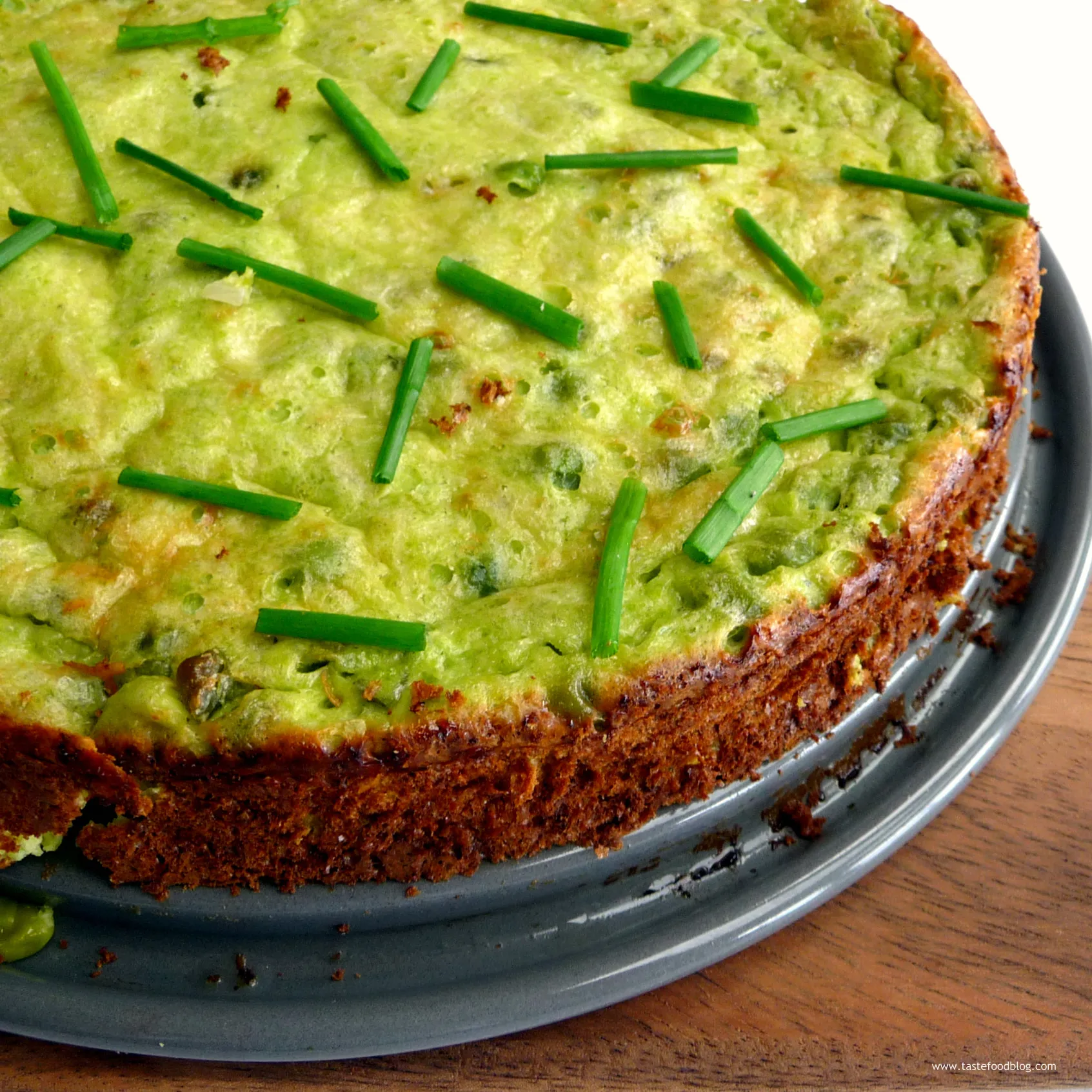 Goldbraun gebackene Erbsen-Ricotta-Torte in einer Springform, bereit zum Servieren.