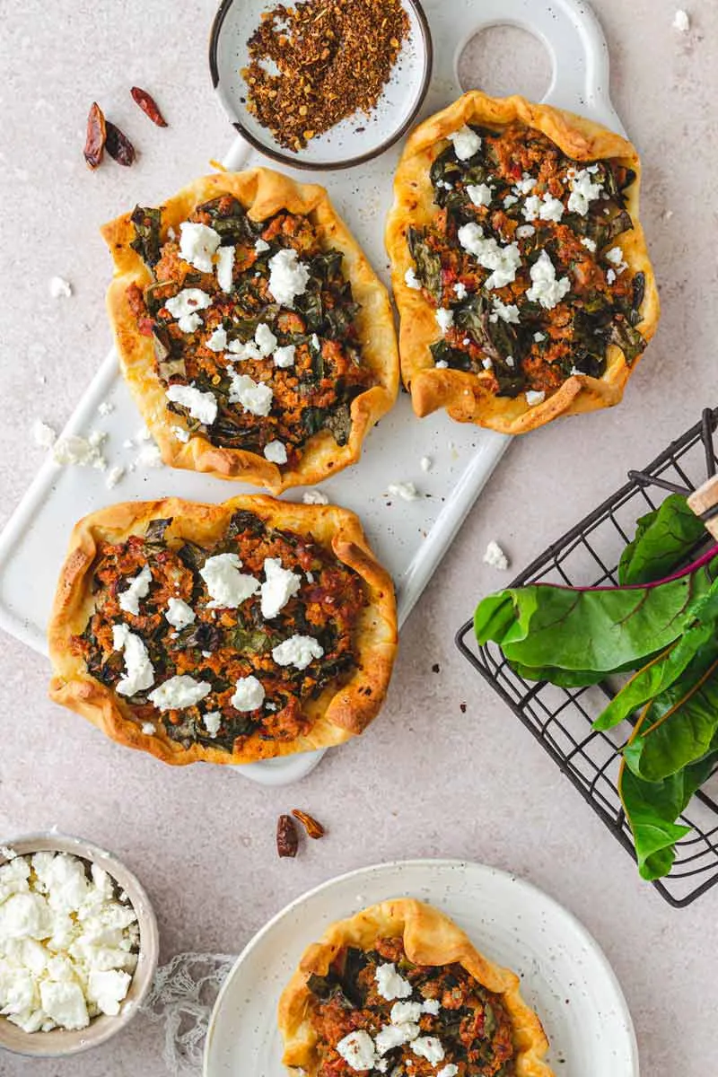 Goldbraun gebackene Hackfleischfladen mit Mangold und Feta, ein vielseitiges Hauptgericht