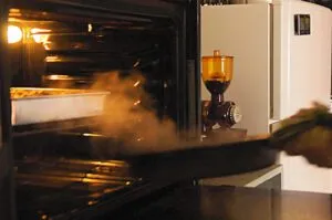 Goldbraun gebackene Körnerbrötchen im Ofen kurz vor dem Herausnehmen