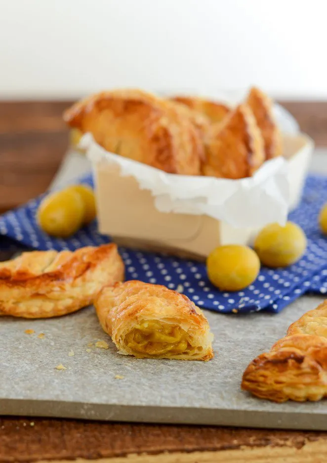 Goldbraun gebackene Mirabellentaschen auf einem Backrost