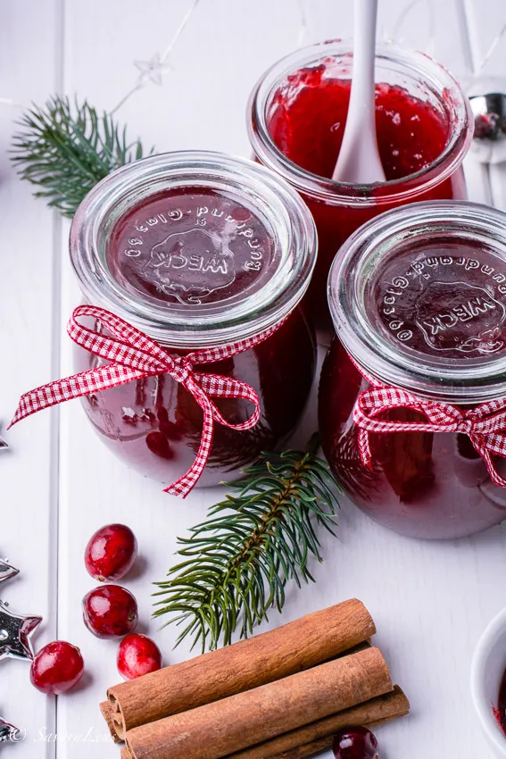 Goldbraun gebackene Scones, perfekt zum Servieren mit Weihnachtsmarmelade