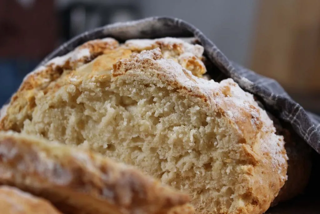 Goldbraun gebackenes Brot ohne Hefe auf einem Backblech, frisch aus dem Ofen.