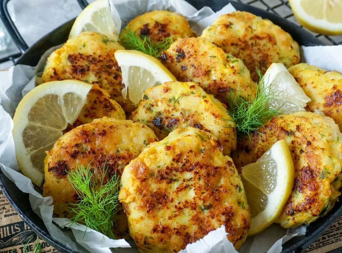Goldbraun gebratene Fischfrikadellen, klassisch serviert.