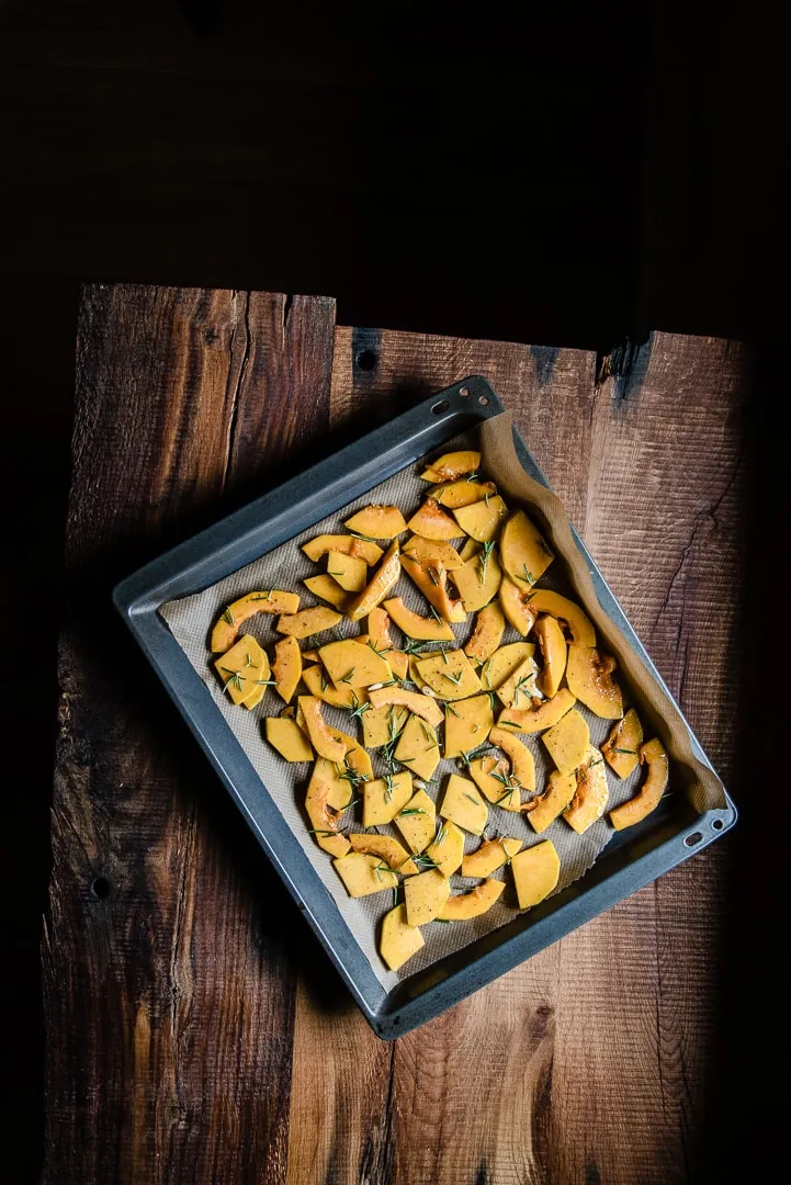 Goldbraun geröstete Butternut-Kürbisspalten mit Walnüssen