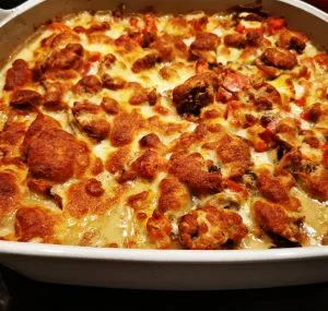 Goldbraun überbackenes Ofengyros mit geschmolzenem Käse