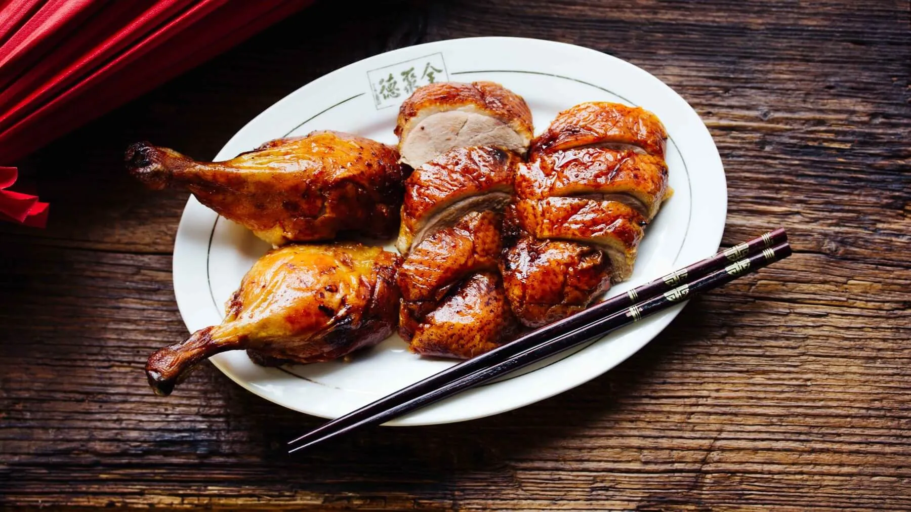 Goldbraun und knusprig gebratene Kanton Ente aus dem Backofen, ein klassisches chinesisches Festessen