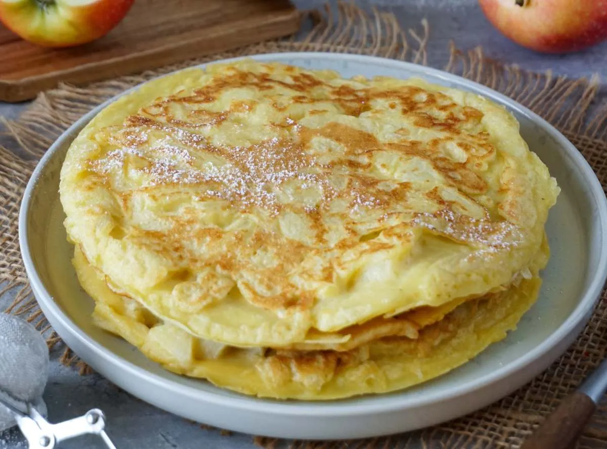Goldbraune Apfelpfannkuchen, eine süße Eier-Mahlzeit für zwischendurch oder als Mittagessen