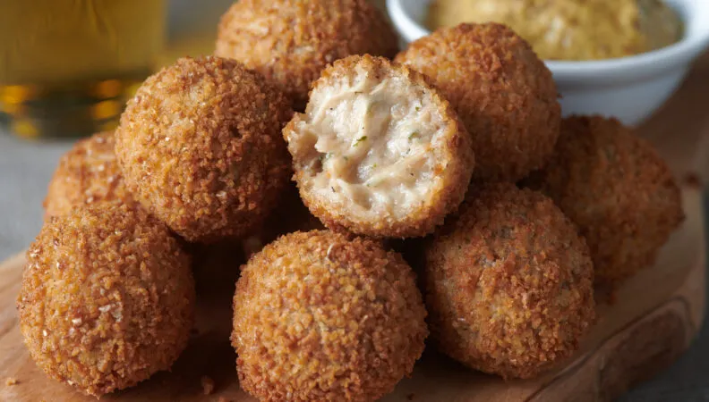 Goldbraune Bitterballen mit Senf, ein beliebter frittierter Snack der niederländischen Küche