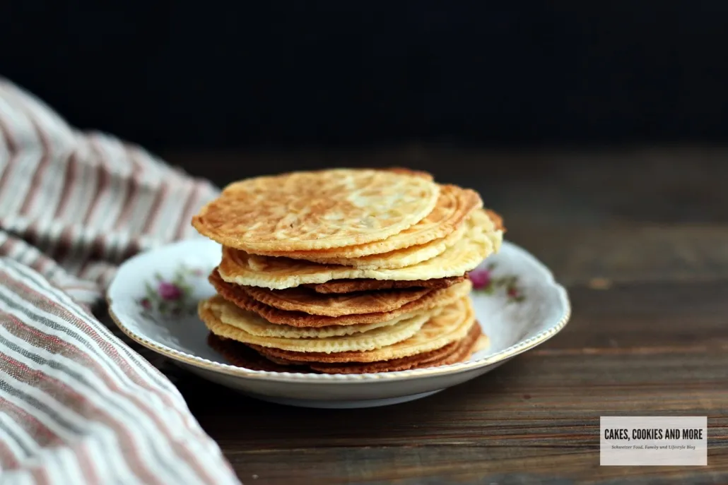 Goldbraune Bretzeli frisch aus dem Eisen, ideal für Mailänderli Teig
