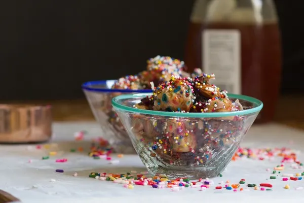 Goldbraune Gebäckstücke mit Honigsirup und bunten Streuseln, die an die Vielfalt der Baklava Teig Kreationen erinnern.